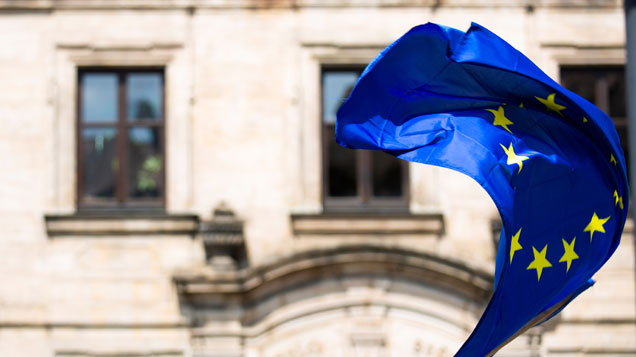 EU-lippu liehuu rakennuksen edessä