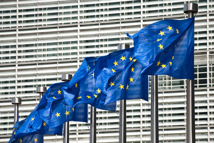EU-lippuja lipputangoissa.