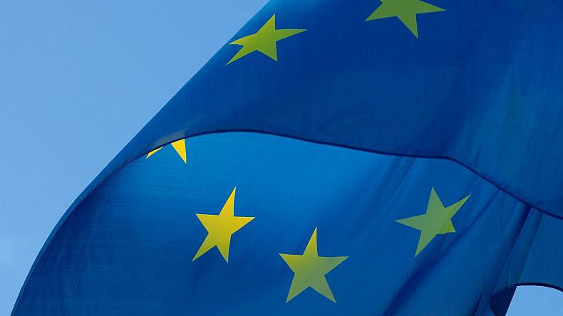 Euroopan unionin lippu sinisellä taustalla